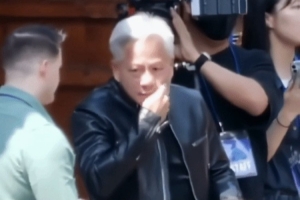皮夹克才是真身！黄仁勋在韩国坚持不脱皮夹克 热得满头大汗！